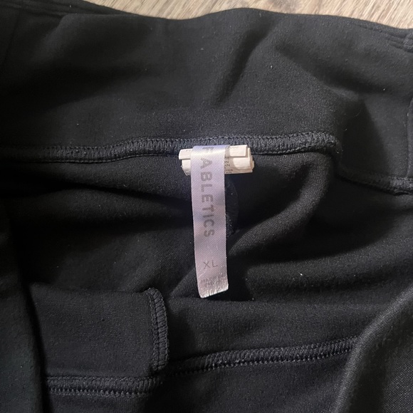Fabletics black womens xl capri legging with zippers - Picture 2 of 4